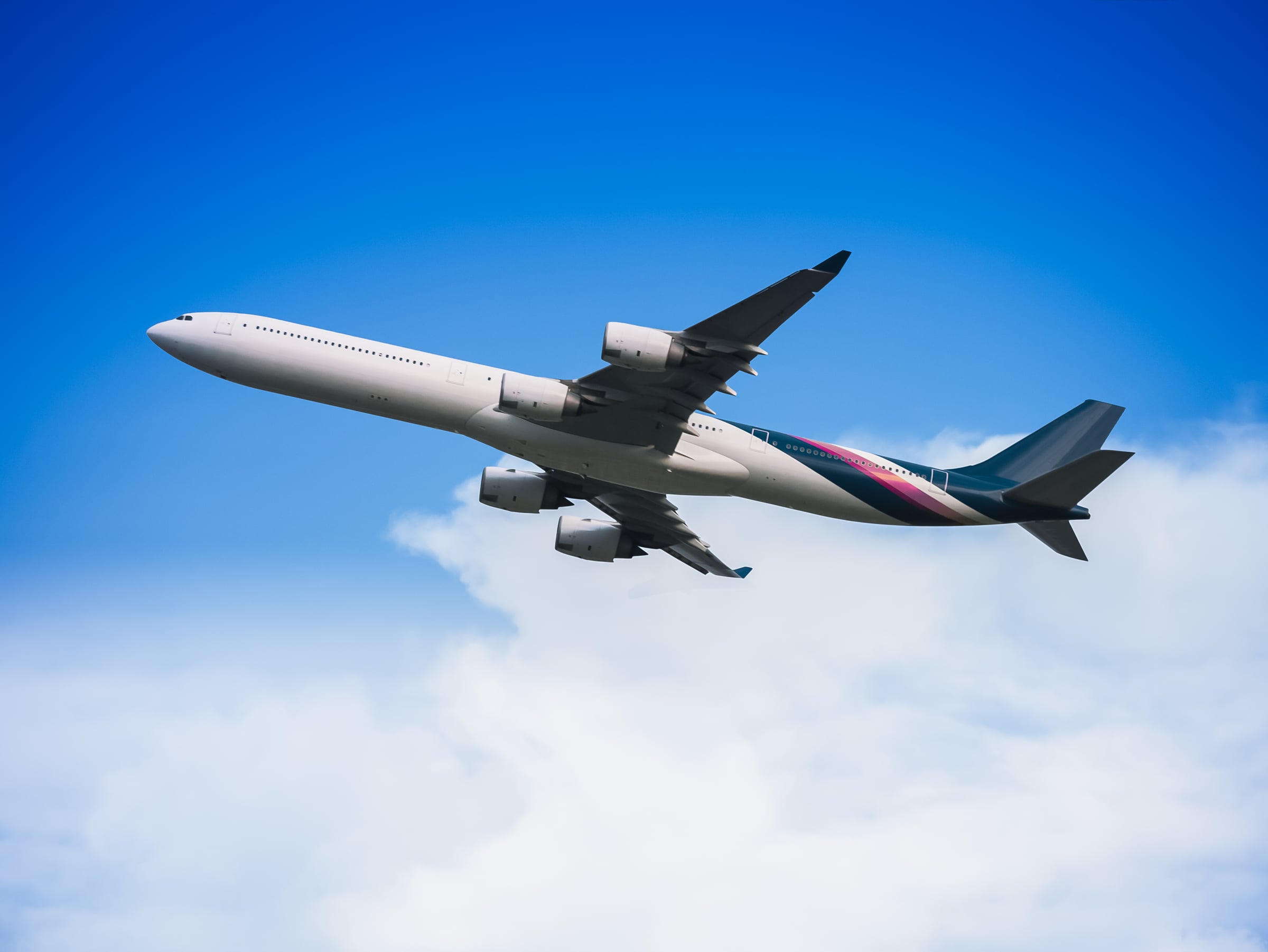 Avião voando em céu azul