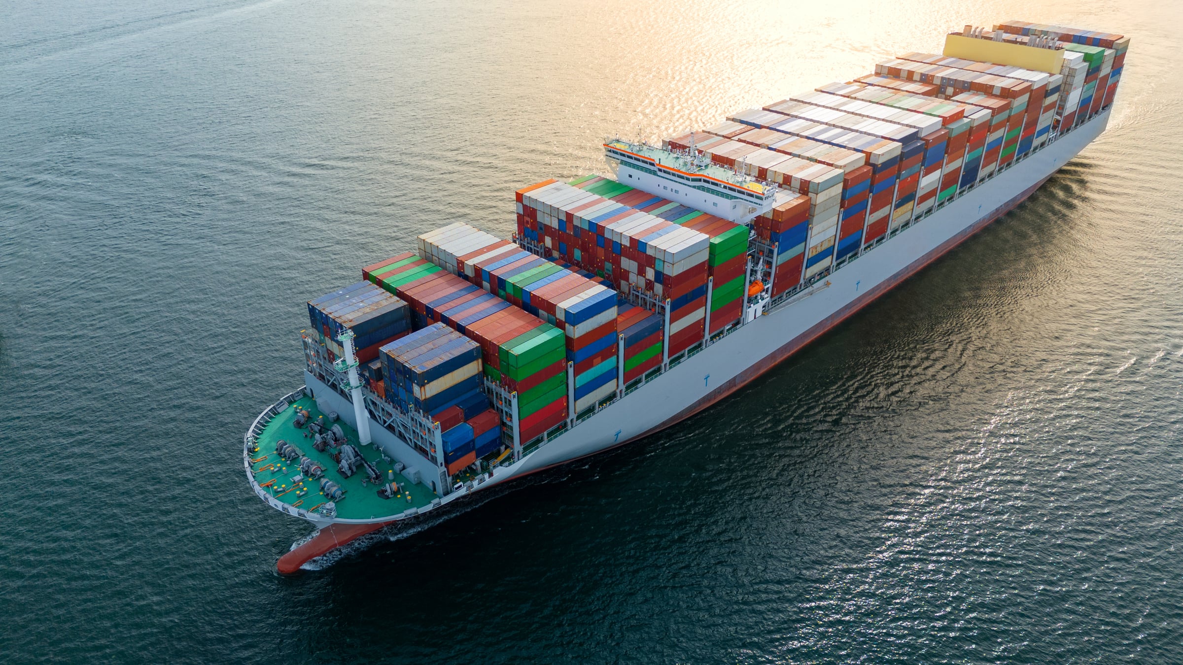 Navio porta-contêineres transportando carga em alto-mar