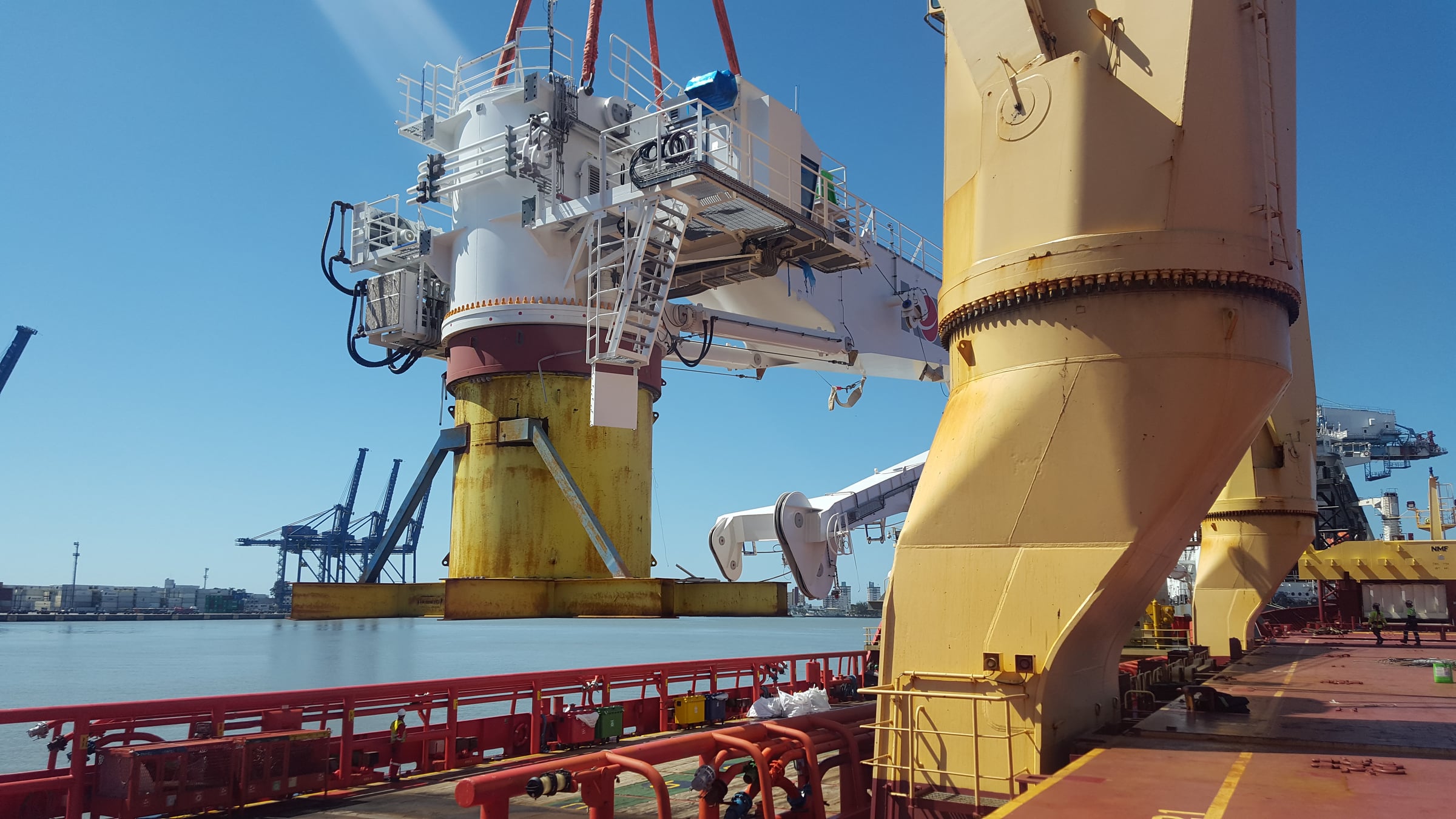 Içamento de equipamento de grande porte em operação de carga de projeto